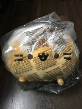 NEW GUND Pusheen The Cat Catfe Cinnamon Roll Soft Squishy Plush Toy Squisheen